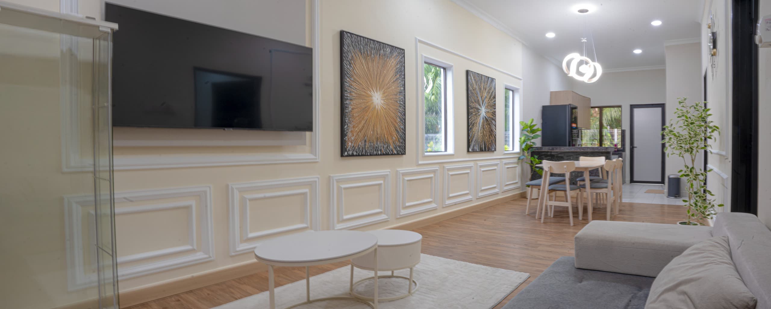 Ruang duduk dengan panel sunburst