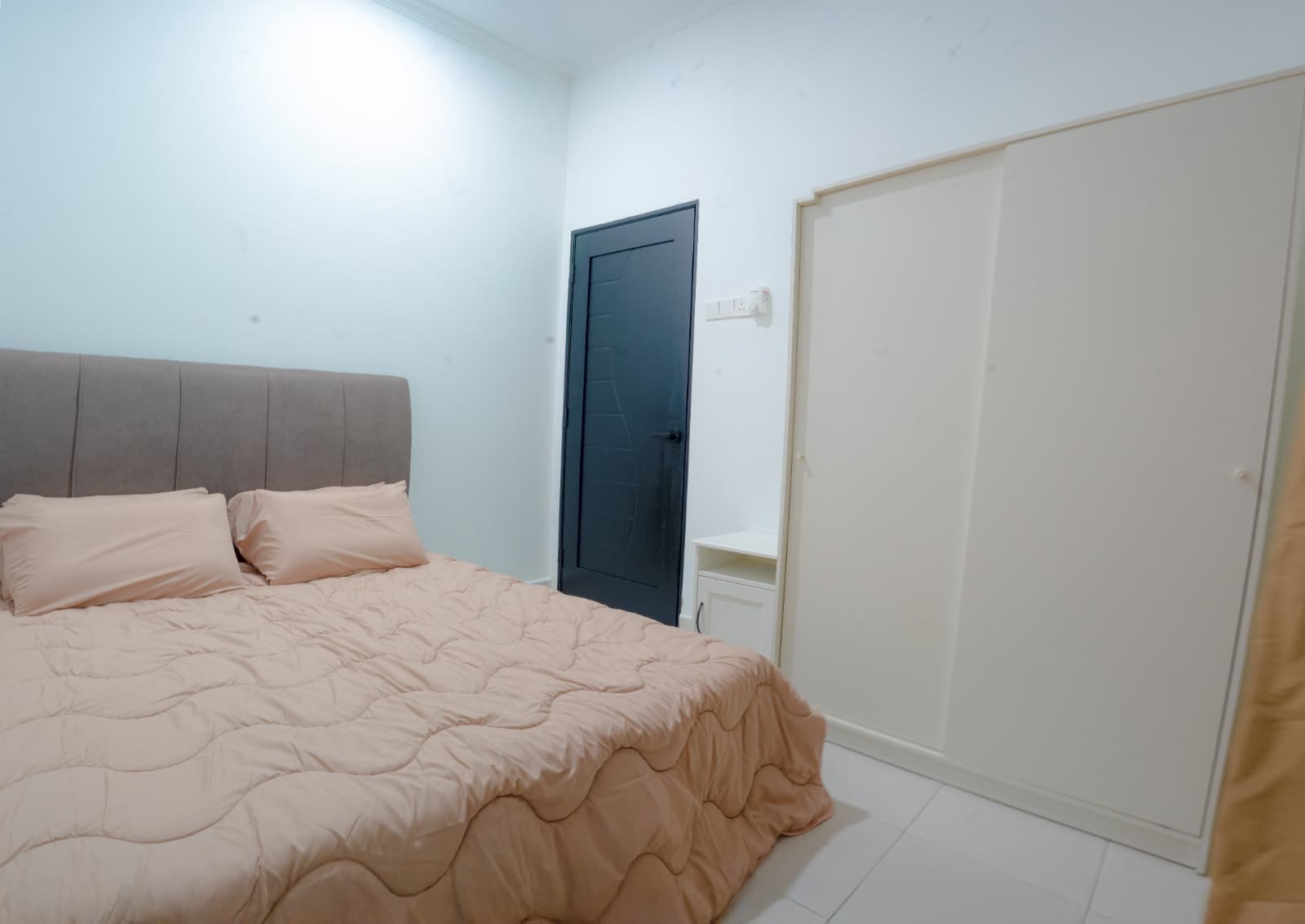 Bilik utama dengan linen pic