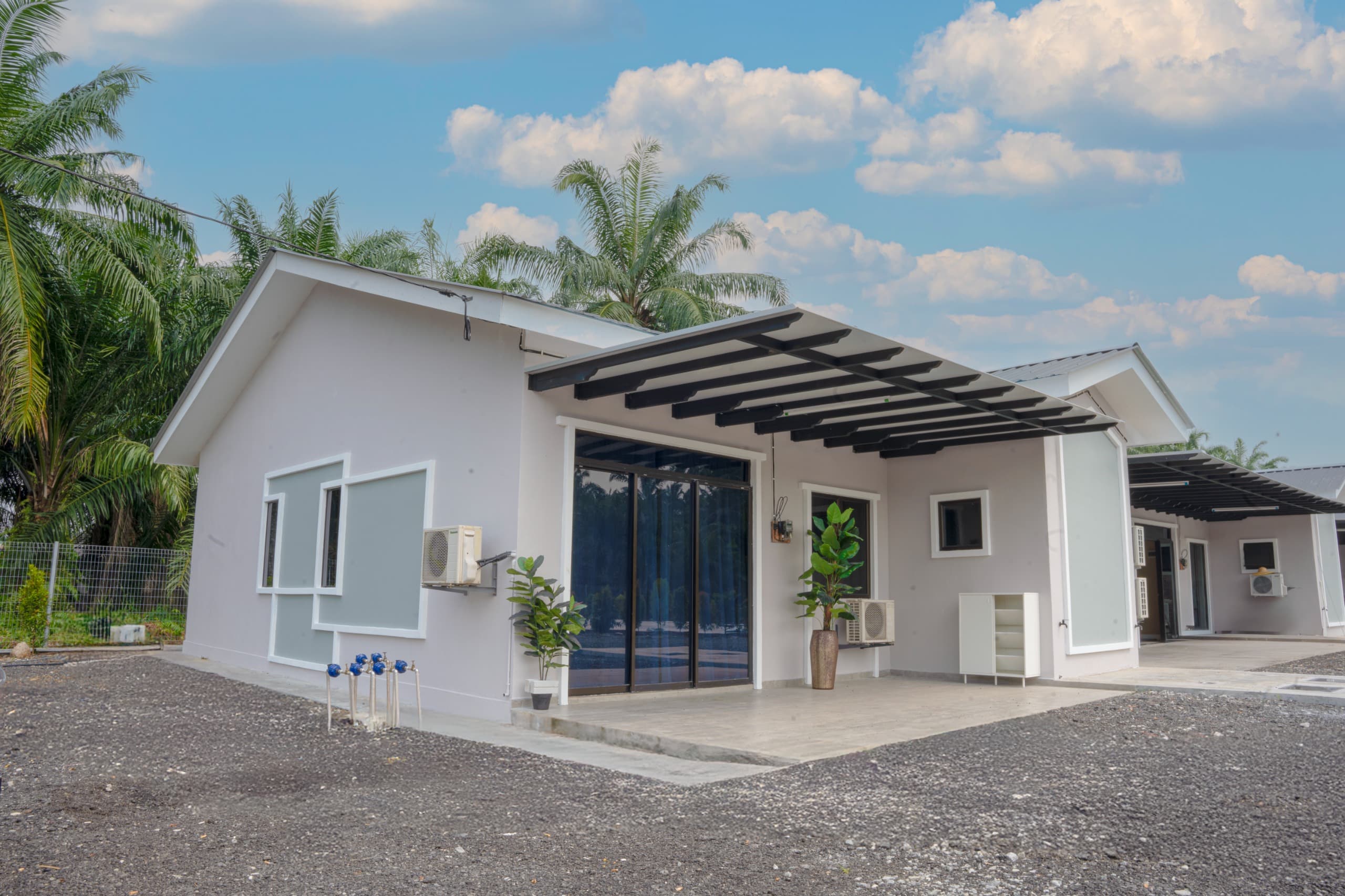 Homestay Sua Avenue - bahagian luar banglo pada pagi teduh palma
